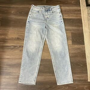 American Eagle Stretch Light Wash Straight Mom Jeans size 8